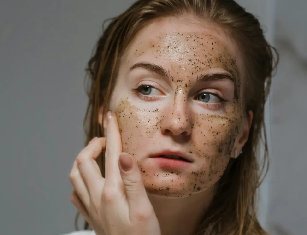 Kobieta wykonująca zabieg peelingu chemicznego u kosmetologa z widocznym odświeżeniem skóry