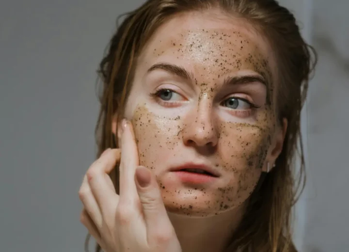 Kobieta wykonująca zabieg peelingu chemicznego u kosmetologa z widocznym odświeżeniem skóry