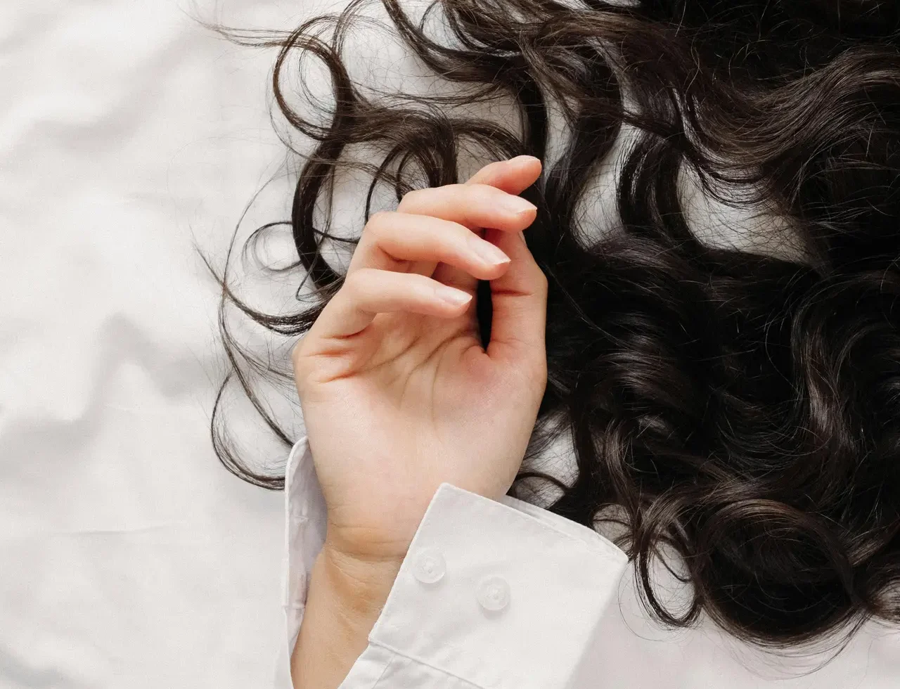 Kobieta z naturalnie falującymi lokami stworzonymi metodą beztlenową bez użycia lokówki