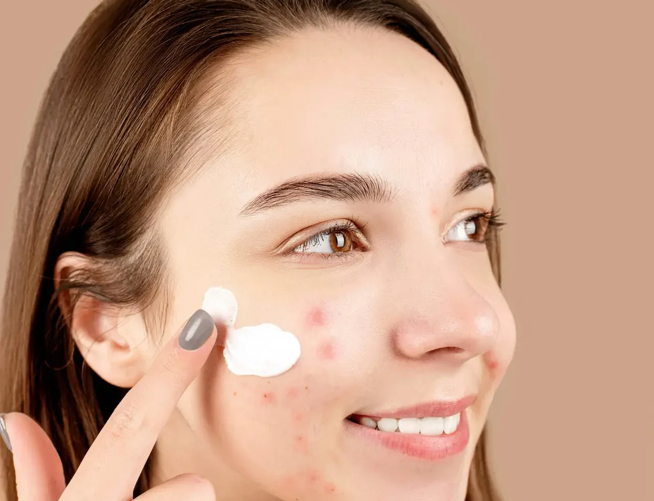 Konsultacja dermatologiczna - kobieta pokazująca dermatologowi zmiany skórne na twarzy